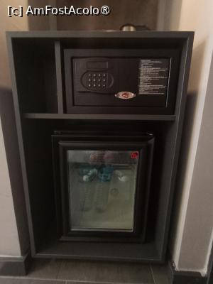[P26] Minibarul și seiful electronic din cameră. » foto by ovidiuyepi
 - 
<span class="allrVoted glyphicon glyphicon-heart hidden" id="av1504896"></span>
<a class="m-l-10 hidden" id="sv1504896" onclick="voting_Foto_DelVot(,1504896,29168)" role="button">șterge vot <span class="glyphicon glyphicon-remove"></span></a>
<a id="v91504896" class=" c-red"  onclick="voting_Foto_SetVot(1504896)" role="button"><span class="glyphicon glyphicon-heart-empty"></span> <b>LIKE</b> = Votează poza</a> <img class="hidden"  id="f1504896W9" src="/imagini/loader.gif" border="0" /><span class="AjErrMes hidden" id="e1504896ErM"></span>