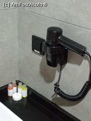 [P28] Uscător de păr din baie și ingrediente pentru igienă personală. » foto by ovidiuyepi
 - 
<span class="allrVoted glyphicon glyphicon-heart hidden" id="av1504898"></span>
<a class="m-l-10 hidden" id="sv1504898" onclick="voting_Foto_DelVot(,1504898,29168)" role="button">șterge vot <span class="glyphicon glyphicon-remove"></span></a>
<a id="v91504898" class=" c-red"  onclick="voting_Foto_SetVot(1504898)" role="button"><span class="glyphicon glyphicon-heart-empty"></span> <b>LIKE</b> = Votează poza</a> <img class="hidden"  id="f1504898W9" src="/imagini/loader.gif" border="0" /><span class="AjErrMes hidden" id="e1504898ErM"></span>