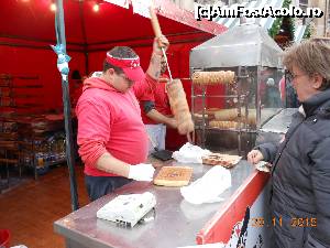 [P21] Târgul de Crăciun - Kurtoskalacs cald, cu nucă.  » foto by iulianic
 - 
<span class="allrVoted glyphicon glyphicon-heart hidden" id="av695540"></span>
<a class="m-l-10 hidden" id="sv695540" onclick="voting_Foto_DelVot(,695540,29197)" role="button">șterge vot <span class="glyphicon glyphicon-remove"></span></a>
<a id="v9695540" class=" c-red"  onclick="voting_Foto_SetVot(695540)" role="button"><span class="glyphicon glyphicon-heart-empty"></span> <b>LIKE</b> = Votează poza</a> <img class="hidden"  id="f695540W9" src="/imagini/loader.gif" border="0" /><span class="AjErrMes hidden" id="e695540ErM"></span>