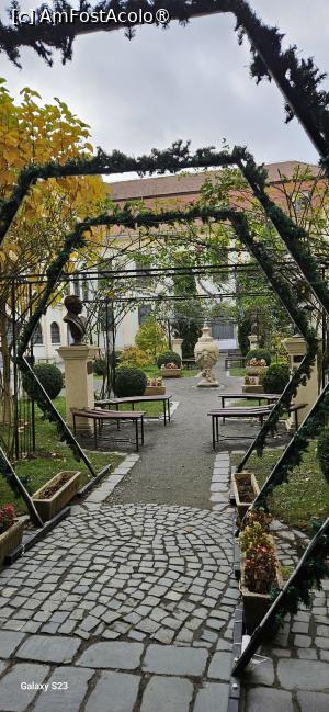 [P01] Întrare în gradina palatului Brukenthal » foto by kmy
 - 
<span class="allrVoted glyphicon glyphicon-heart hidden" id="av1400344"></span>
<a class="m-l-10 hidden" id="sv1400344" onclick="voting_Foto_DelVot(,1400344,29199)" role="button">șterge vot <span class="glyphicon glyphicon-remove"></span></a>
<a id="v91400344" class=" c-red"  onclick="voting_Foto_SetVot(1400344)" role="button"><span class="glyphicon glyphicon-heart-empty"></span> <b>LIKE</b> = Votează poza</a> <img class="hidden"  id="f1400344W9" src="/imagini/loader.gif" border="0" /><span class="AjErrMes hidden" id="e1400344ErM"></span>