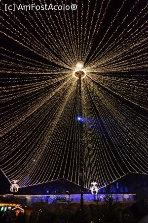 [P07] Perdeaua de luminite Piata Mare » foto by AZE
 - 
<span class="allrVoted glyphicon glyphicon-heart hidden" id="av814142"></span>
<a class="m-l-10 hidden" id="sv814142" onclick="voting_Foto_DelVot(,814142,29199)" role="button">șterge vot <span class="glyphicon glyphicon-remove"></span></a>
<a id="v9814142" class=" c-red"  onclick="voting_Foto_SetVot(814142)" role="button"><span class="glyphicon glyphicon-heart-empty"></span> <b>LIKE</b> = Votează poza</a> <img class="hidden"  id="f814142W9" src="/imagini/loader.gif" border="0" /><span class="AjErrMes hidden" id="e814142ErM"></span>