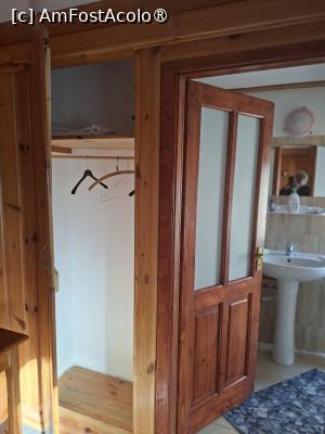 [P21] Pensiunea Cristina - garderobul din cameră » foto by Carmen Ion
 - 
<span class="allrVoted glyphicon glyphicon-heart hidden" id="av1510268"></span>
<a class="m-l-10 hidden" id="sv1510268" onclick="voting_Foto_DelVot(,1510268,29200)" role="button">șterge vot <span class="glyphicon glyphicon-remove"></span></a>
<a id="v91510268" class=" c-red"  onclick="voting_Foto_SetVot(1510268)" role="button"><span class="glyphicon glyphicon-heart-empty"></span> <b>LIKE</b> = Votează poza</a> <img class="hidden"  id="f1510268W9" src="/imagini/loader.gif" border="0" /><span class="AjErrMes hidden" id="e1510268ErM"></span>
