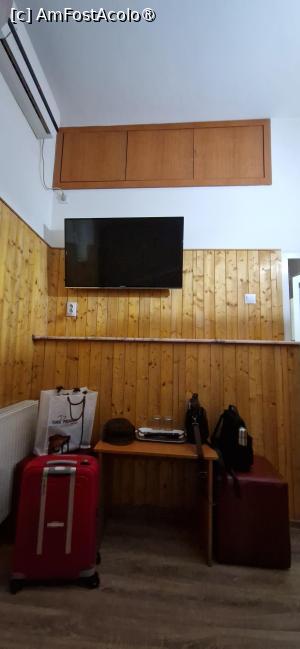 [P11] 11. Masa mică și două taburete lângă ea. Se vede un colț al ușii de la baie. » foto by doinafil
 - 
<span class="allrVoted glyphicon glyphicon-heart hidden" id="av1513157"></span>
<a class="m-l-10 hidden" id="sv1513157" onclick="voting_Foto_DelVot(,1513157,29219)" role="button">șterge vot <span class="glyphicon glyphicon-remove"></span></a>
<a id="v91513157" class=" c-red"  onclick="voting_Foto_SetVot(1513157)" role="button"><span class="glyphicon glyphicon-heart-empty"></span> <b>LIKE</b> = Votează poza</a> <img class="hidden"  id="f1513157W9" src="/imagini/loader.gif" border="0" /><span class="AjErrMes hidden" id="e1513157ErM"></span>