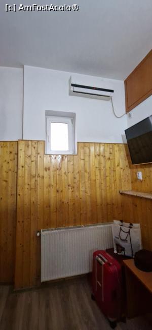 [P12] 12. Aparatul de AC și fereastra micuță.  Sub TV este o poliță. și o priză. » foto by doinafil
 - 
<span class="allrVoted glyphicon glyphicon-heart hidden" id="av1513158"></span>
<a class="m-l-10 hidden" id="sv1513158" onclick="voting_Foto_DelVot(,1513158,29219)" role="button">șterge vot <span class="glyphicon glyphicon-remove"></span></a>
<a id="v91513158" class=" c-red"  onclick="voting_Foto_SetVot(1513158)" role="button"><span class="glyphicon glyphicon-heart-empty"></span> <b>LIKE</b> = Votează poza</a> <img class="hidden"  id="f1513158W9" src="/imagini/loader.gif" border="0" /><span class="AjErrMes hidden" id="e1513158ErM"></span>