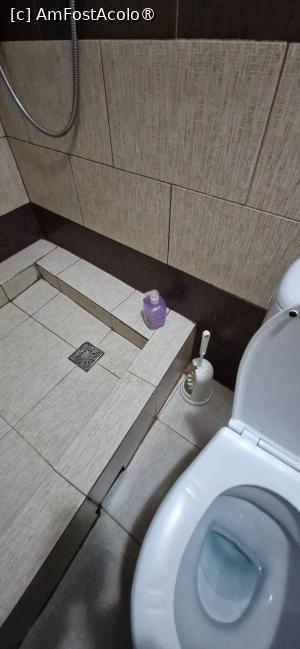 [P20] 20. Cred că în sticla de pe marginea dușului era gel de duș. » foto by doinafil
 - 
<span class="allrVoted glyphicon glyphicon-heart hidden" id="av1513166"></span>
<a class="m-l-10 hidden" id="sv1513166" onclick="voting_Foto_DelVot(,1513166,29219)" role="button">șterge vot <span class="glyphicon glyphicon-remove"></span></a>
<a id="v91513166" class=" c-red"  onclick="voting_Foto_SetVot(1513166)" role="button"><span class="glyphicon glyphicon-heart-empty"></span> <b>LIKE</b> = Votează poza</a> <img class="hidden"  id="f1513166W9" src="/imagini/loader.gif" border="0" /><span class="AjErrMes hidden" id="e1513166ErM"></span>