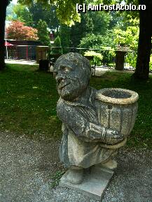 [P10] Austria –  Salzburg - Gradinile Mirabell  - Zwergerlgarten ( Gradina Piticilor), femeie cu ulcior » foto by Diaura*
 - 
<span class="allrVoted glyphicon glyphicon-heart hidden" id="av215538"></span>
<a class="m-l-10 hidden" id="sv215538" onclick="voting_Foto_DelVot(,215538,29235)" role="button">șterge vot <span class="glyphicon glyphicon-remove"></span></a>
<a id="v9215538" class=" c-red"  onclick="voting_Foto_SetVot(215538)" role="button"><span class="glyphicon glyphicon-heart-empty"></span> <b>LIKE</b> = Votează poza</a> <img class="hidden"  id="f215538W9" src="/imagini/loader.gif" border="0" /><span class="AjErrMes hidden" id="e215538ErM"></span>