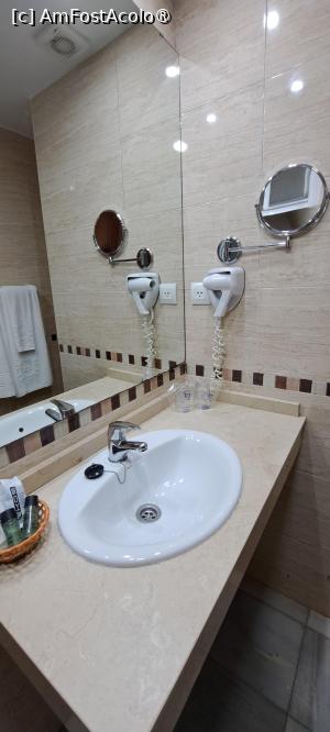 [P38] Hotel Europa,în baie » foto by irinad
 - 
<span class="allrVoted glyphicon glyphicon-heart hidden" id="av1516707"></span>
<a class="m-l-10 hidden" id="sv1516707" onclick="voting_Foto_DelVot(,1516707,29240)" role="button">șterge vot <span class="glyphicon glyphicon-remove"></span></a>
<a id="v91516707" class=" c-red"  onclick="voting_Foto_SetVot(1516707)" role="button"><span class="glyphicon glyphicon-heart-empty"></span> <b>LIKE</b> = Votează poza</a> <img class="hidden"  id="f1516707W9" src="/imagini/loader.gif" border="0" /><span class="AjErrMes hidden" id="e1516707ErM"></span>