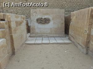 [P60] Necropola Saqqara, Complexul Piramidei Djoser, Serdabul lui Djoser cu statuia lui aflat lângă intrarea veche a piramidei în trepte, se văd cele două găuri pe unde acesta privea pe cei ce îi aduceau ofrande... » foto by mprofeanu
 - 
<span class="allrVoted glyphicon glyphicon-heart hidden" id="av1525383"></span>
<a class="m-l-10 hidden" id="sv1525383" onclick="voting_Foto_DelVot(,1525383,29302)" role="button">șterge vot <span class="glyphicon glyphicon-remove"></span></a>
<a id="v91525383" class=" c-red"  onclick="voting_Foto_SetVot(1525383)" role="button"><span class="glyphicon glyphicon-heart-empty"></span> <b>LIKE</b> = Votează poza</a> <img class="hidden"  id="f1525383W9" src="/imagini/loader.gif" border="0" /><span class="AjErrMes hidden" id="e1525383ErM"></span>