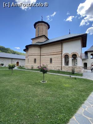 [P13] Mănăstirea Polovragi. » foto by Floria
 - 
<span class="allrVoted glyphicon glyphicon-heart hidden" id="av1526279"></span>
<a class="m-l-10 hidden" id="sv1526279" onclick="voting_Foto_DelVot(,1526279,29308)" role="button">șterge vot <span class="glyphicon glyphicon-remove"></span></a>
<a id="v91526279" class=" c-red"  onclick="voting_Foto_SetVot(1526279)" role="button"><span class="glyphicon glyphicon-heart-empty"></span> <b>LIKE</b> = Votează poza</a> <img class="hidden"  id="f1526279W9" src="/imagini/loader.gif" border="0" /><span class="AjErrMes hidden" id="e1526279ErM"></span>