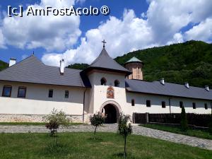 [P33] Mănăstirea Polovragi, Gorj. » foto by Floria
 - 
<span class="allrVoted glyphicon glyphicon-heart hidden" id="av1526299"></span>
<a class="m-l-10 hidden" id="sv1526299" onclick="voting_Foto_DelVot(,1526299,29308)" role="button">șterge vot <span class="glyphicon glyphicon-remove"></span></a>
<a id="v91526299" class=" c-red"  onclick="voting_Foto_SetVot(1526299)" role="button"><span class="glyphicon glyphicon-heart-empty"></span> <b>LIKE</b> = Votează poza</a> <img class="hidden"  id="f1526299W9" src="/imagini/loader.gif" border="0" /><span class="AjErrMes hidden" id="e1526299ErM"></span>
