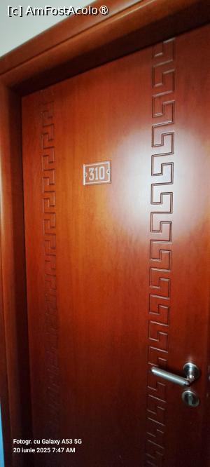 [P32] Ușa camerei noastre » foto by irinad
 - 
<span class="allrVoted glyphicon glyphicon-heart hidden" id="av1526701"></span>
<a class="m-l-10 hidden" id="sv1526701" onclick="voting_Foto_DelVot(,1526701,29310)" role="button">șterge vot <span class="glyphicon glyphicon-remove"></span></a>
<a id="v91526701" class=" c-red"  onclick="voting_Foto_SetVot(1526701)" role="button"><span class="glyphicon glyphicon-heart-empty"></span> <b>LIKE</b> = Votează poza</a> <img class="hidden"  id="f1526701W9" src="/imagini/loader.gif" border="0" /><span class="AjErrMes hidden" id="e1526701ErM"></span>