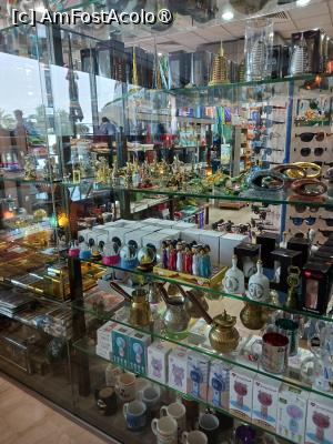 [P11] Unul din magazinele de suveniruri » foto by nela b
 - 
<span class="allrVoted glyphicon glyphicon-heart hidden" id="av1528894"></span>
<a class="m-l-10 hidden" id="sv1528894" onclick="voting_Foto_DelVot(,1528894,29329)" role="button">șterge vot <span class="glyphicon glyphicon-remove"></span></a>
<a id="v91528894" class=" c-red"  onclick="voting_Foto_SetVot(1528894)" role="button"><span class="glyphicon glyphicon-heart-empty"></span> <b>LIKE</b> = Votează poza</a> <img class="hidden"  id="f1528894W9" src="/imagini/loader.gif" border="0" /><span class="AjErrMes hidden" id="e1528894ErM"></span>