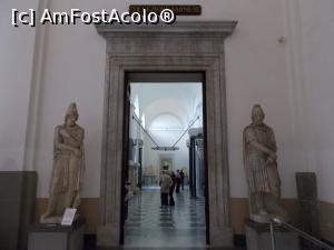 [P01] Străbunii noștri daci, aflați la intrarea în Galeria Farnese a Muzeului de Arheologie, Napoli. Deși sunt menționați ca prizonieri, aceștia nu sunt cu mâinile legate.  » foto by mihaelavoicu
 - 
<span class="allrVoted glyphicon glyphicon-heart hidden" id="av918162"></span>
<a class="m-l-10 hidden" id="sv918162" onclick="voting_Foto_DelVot(,918162,29347)" role="button">șterge vot <span class="glyphicon glyphicon-remove"></span></a>
<a id="v9918162" class=" c-red"  onclick="voting_Foto_SetVot(918162)" role="button"><span class="glyphicon glyphicon-heart-empty"></span> <b>LIKE</b> = Votează poza</a> <img class="hidden"  id="f918162W9" src="/imagini/loader.gif" border="0" /><span class="AjErrMes hidden" id="e918162ErM"></span>
