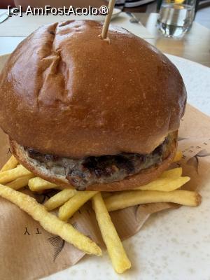 [P24] Burger bun la restaurant Timeless » foto by Florris
 - 
<span class="allrVoted glyphicon glyphicon-heart hidden" id="av1533583"></span>
<a class="m-l-10 hidden" id="sv1533583" onclick="voting_Foto_DelVot(,1533583,29369)" role="button">șterge vot <span class="glyphicon glyphicon-remove"></span></a>
<a id="v91533583" class=" c-red"  onclick="voting_Foto_SetVot(1533583)" role="button"><span class="glyphicon glyphicon-heart-empty"></span> <b>LIKE</b> = Votează poza</a> <img class="hidden"  id="f1533583W9" src="/imagini/loader.gif" border="0" /><span class="AjErrMes hidden" id="e1533583ErM"></span>