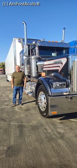[P15] Soțul meu fericit alaturi de un minunat camion din parcare » foto by kmy
 - 
<span class="allrVoted glyphicon glyphicon-heart hidden" id="av1542799"></span>
<a class="m-l-10 hidden" id="sv1542799" onclick="voting_Foto_DelVot(,1542799,29439)" role="button">șterge vot <span class="glyphicon glyphicon-remove"></span></a>
<a id="v91542799" class=" c-red"  onclick="voting_Foto_SetVot(1542799)" role="button"><span class="glyphicon glyphicon-heart-empty"></span> <b>LIKE</b> = Votează poza</a> <img class="hidden"  id="f1542799W9" src="/imagini/loader.gif" border="0" /><span class="AjErrMes hidden" id="e1542799ErM"></span>
