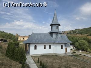 [P38] Mănăstirea Bogdănița » foto by adso
 - 
<span class="allrVoted glyphicon glyphicon-heart hidden" id="av1543351"></span>
<a class="m-l-10 hidden" id="sv1543351" onclick="voting_Foto_DelVot(,1543351,29444)" role="button">șterge vot <span class="glyphicon glyphicon-remove"></span></a>
<a id="v91543351" class=" c-red"  onclick="voting_Foto_SetVot(1543351)" role="button"><span class="glyphicon glyphicon-heart-empty"></span> <b>LIKE</b> = Votează poza</a> <img class="hidden"  id="f1543351W9" src="/imagini/loader.gif" border="0" /><span class="AjErrMes hidden" id="e1543351ErM"></span>