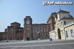 [P01] Torino, Venaria Reale, cel mai mare ansamblu de clădiri al casei regale italiene. Aici, în Piazza della Repubblica vedem Torre dell Orologio în dreapta, Reggia di Venaria în față și Cappella di sant Umberto în stânga.  » foto by unq
 - 
<span class="allrVoted glyphicon glyphicon-heart hidden" id="av476410"></span>
<a class="m-l-10 hidden" id="sv476410" onclick="voting_Foto_DelVot(,476410,29456)" role="button">șterge vot <span class="glyphicon glyphicon-remove"></span></a>
<a id="v9476410" class=" c-red"  onclick="voting_Foto_SetVot(476410)" role="button"><span class="glyphicon glyphicon-heart-empty"></span> <b>LIKE</b> = Votează poza</a> <img class="hidden"  id="f476410W9" src="/imagini/loader.gif" border="0" /><span class="AjErrMes hidden" id="e476410ErM"></span>