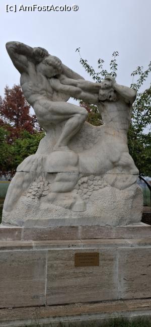 [P28] Bucuresti - Lupta lui Hercule cu Centaurul din Parcul Herastrau. » foto by iulianic
 - 
<span class="allrVoted glyphicon glyphicon-heart hidden" id="av1550157"></span>
<a class="m-l-10 hidden" id="sv1550157" onclick="voting_Foto_DelVot(,1550157,29478)" role="button">șterge vot <span class="glyphicon glyphicon-remove"></span></a>
<a id="v91550157" class=" c-red"  onclick="voting_Foto_SetVot(1550157)" role="button"><span class="glyphicon glyphicon-heart-empty"></span> <b>LIKE</b> = Votează poza</a> <img class="hidden"  id="f1550157W9" src="/imagini/loader.gif" border="0" /><span class="AjErrMes hidden" id="e1550157ErM"></span>