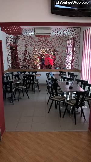 [P06 <small>[FOTO OFICIALĂ, DE PREZENTARE:] </small>] Interior bar, sala 1, 7 mese, oglindÄƒ pe perete pentru a mÄƒri spaÈ›iul È™i a oferi un design rafinat.