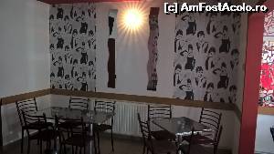 [P07 <small>[FOTO OFICIALĂ, DE PREZENTARE:] </small>] Interior bar, sala 2, 6 mese, tapet modern, oferÄƒ un aspect plÄƒcut È™i cÄƒlduros.